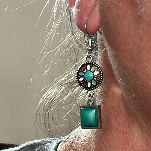 24057 Green dangle earrings - Picture 5 of 5